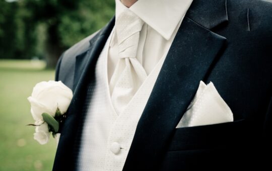 idealny garnitur męski na wesele