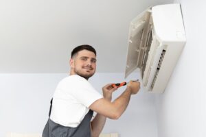 Montaż klimatyzacji do mieszkania w bloku – wymagania i najlepsze rozwiązania