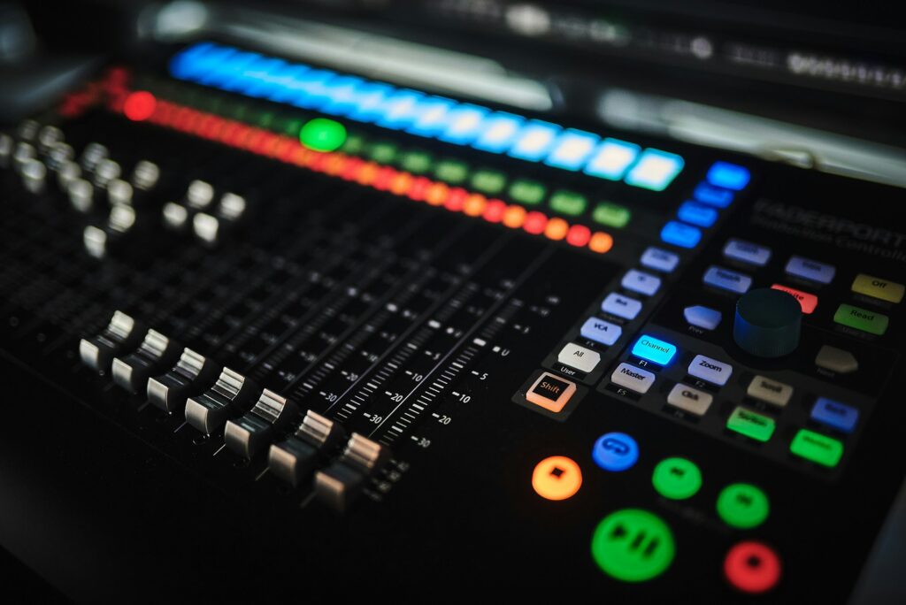 Beton, szkło i echo - jak okiełznać akustykę eventu w trudnych wnętrzach?