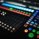 Beton, szkło i echo – jak okiełznać akustykę eventu w trudnych wnętrzach?