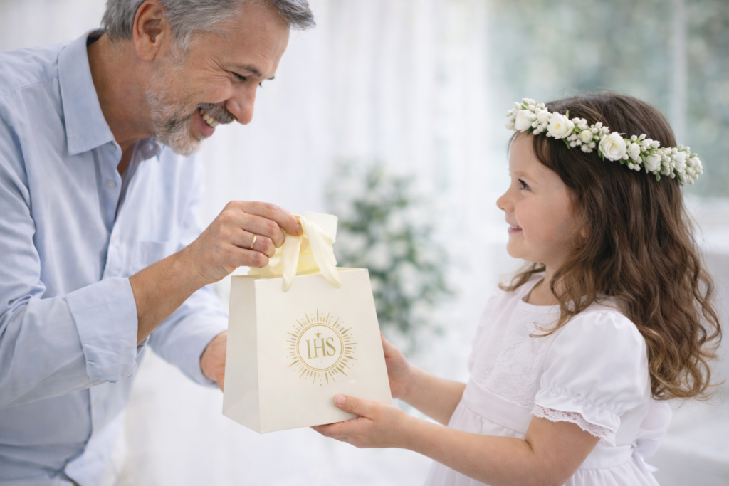 Prezent komunijny dla dziewczynki i chłopca - co wybrać, gdy chcesz podarować coś z przesłaniem?