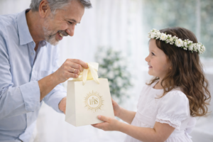 Prezent komunijny dla dziewczynki i chłopca - co wybrać, gdy chcesz podarować coś z przesłaniem?
